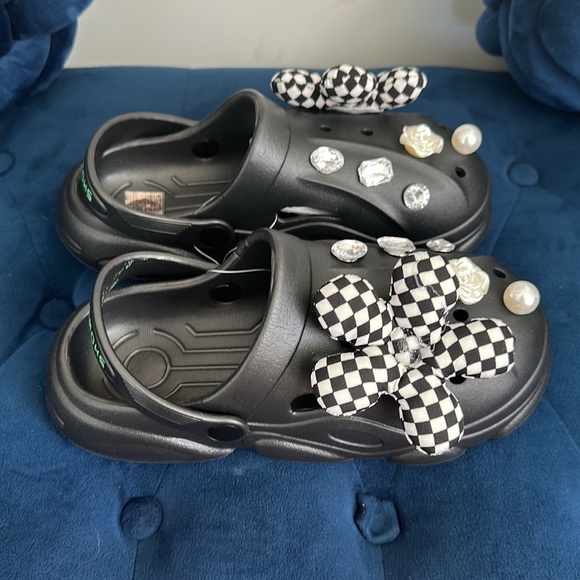 BRAND NEW!! Floral Design Sandals - Picture 4 of 5